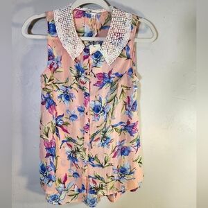 Pastel NWT Floral Sleeveless Top with Crochet Collar Button up Sz M